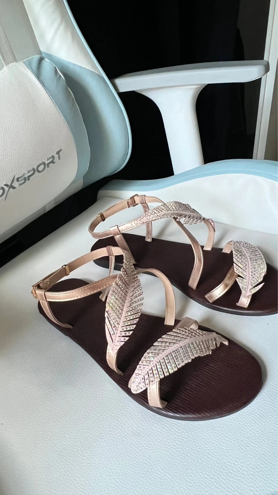 Sandalias planas brillantes en oro rosa – photo 4